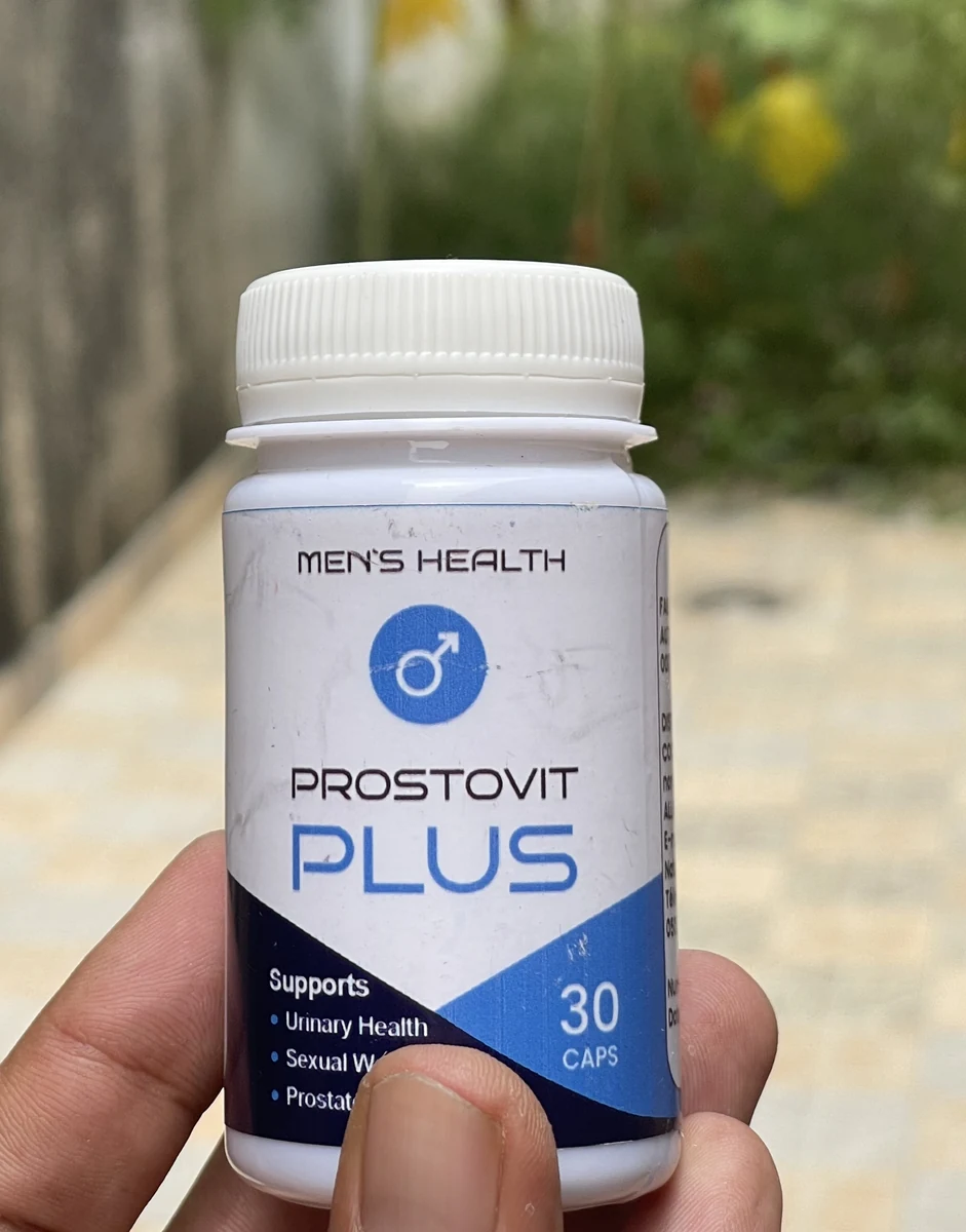 Flacon de ProstoVit Plus tenu en main, étiquette lisible