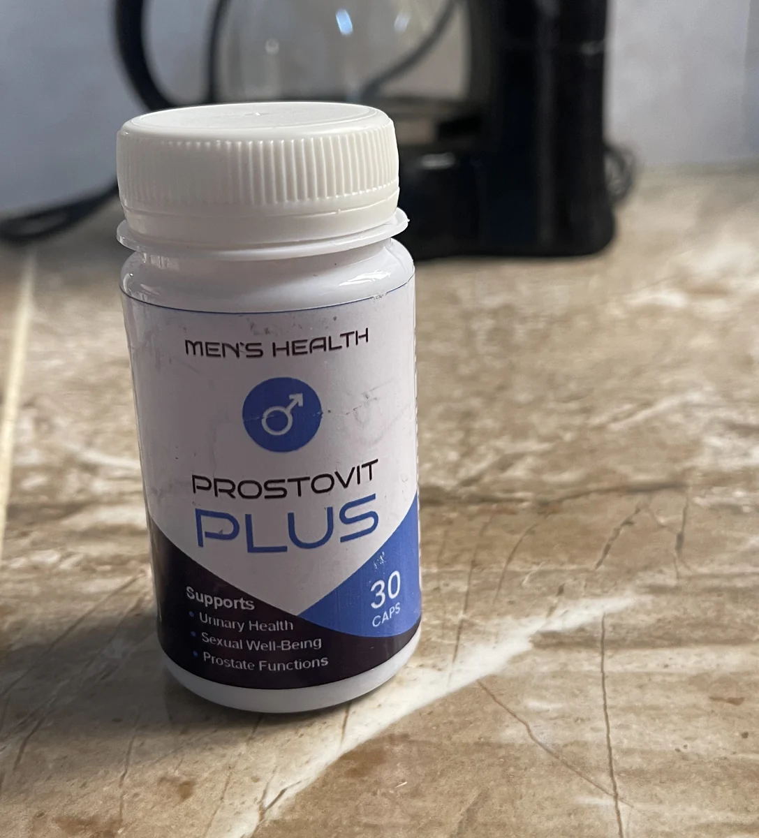 Le flacon de ProstoVit Plus tel qu’il est livré : bouchon blanc scellé, étiquette Men’s Health, mention 30 CAPS